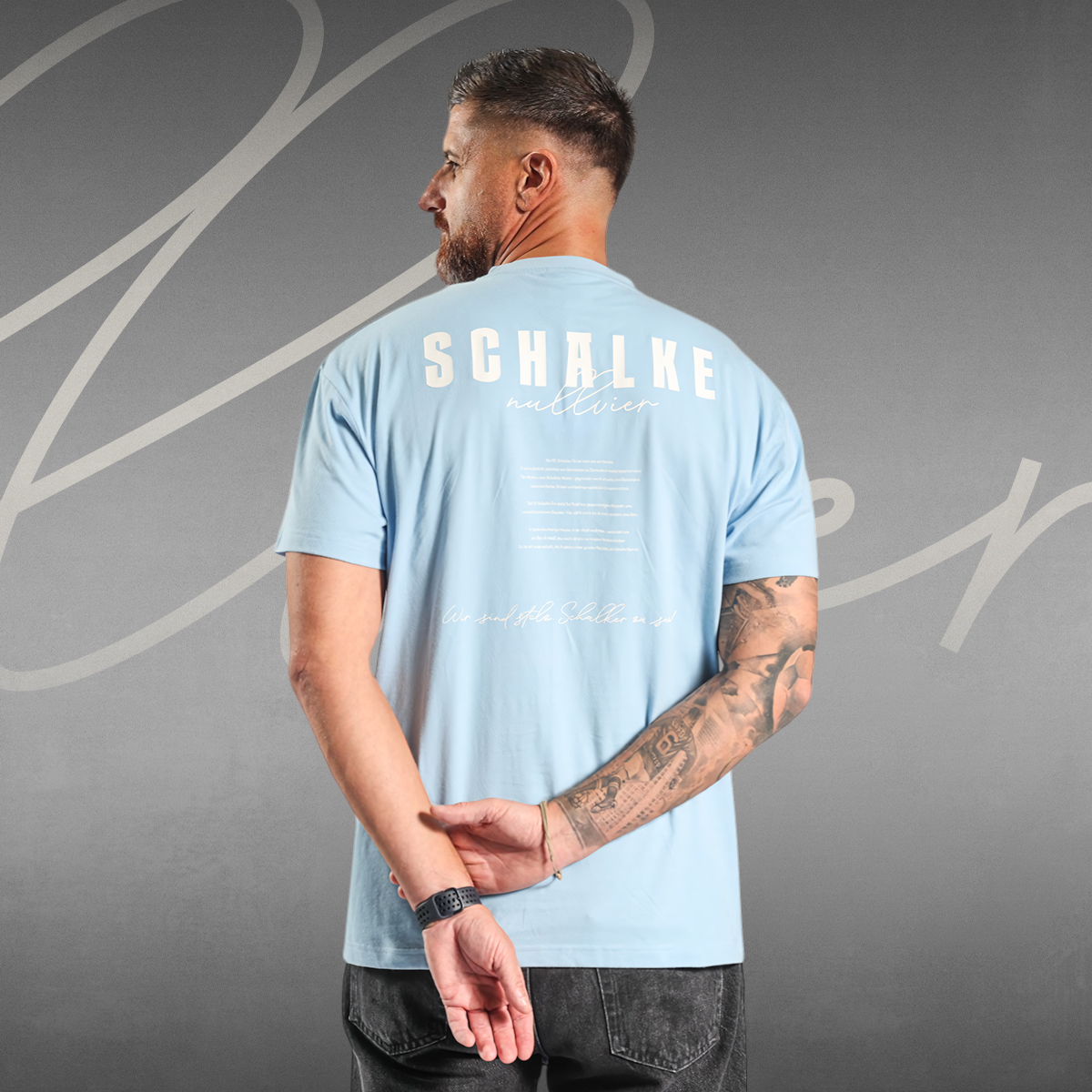 Model mit Schalke DNA Shirt