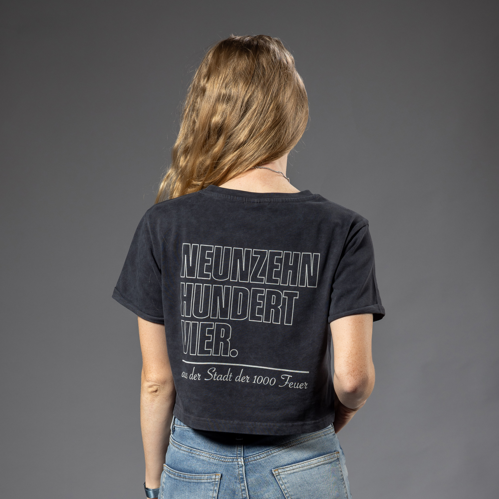 Model mit 1904 Rückenprint