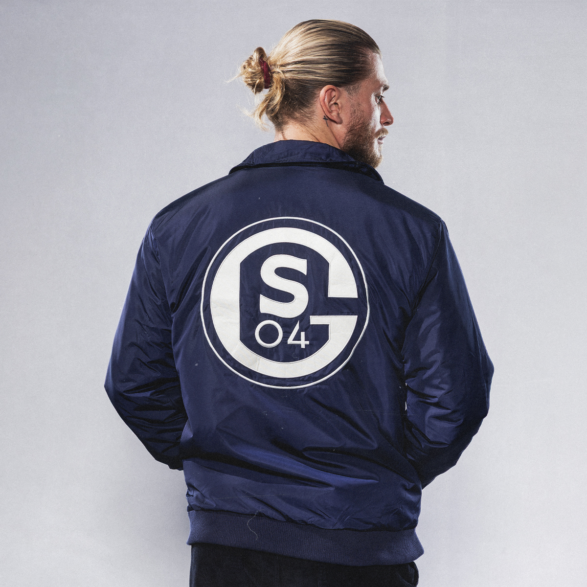 Loris Karius mit Retro Jacke