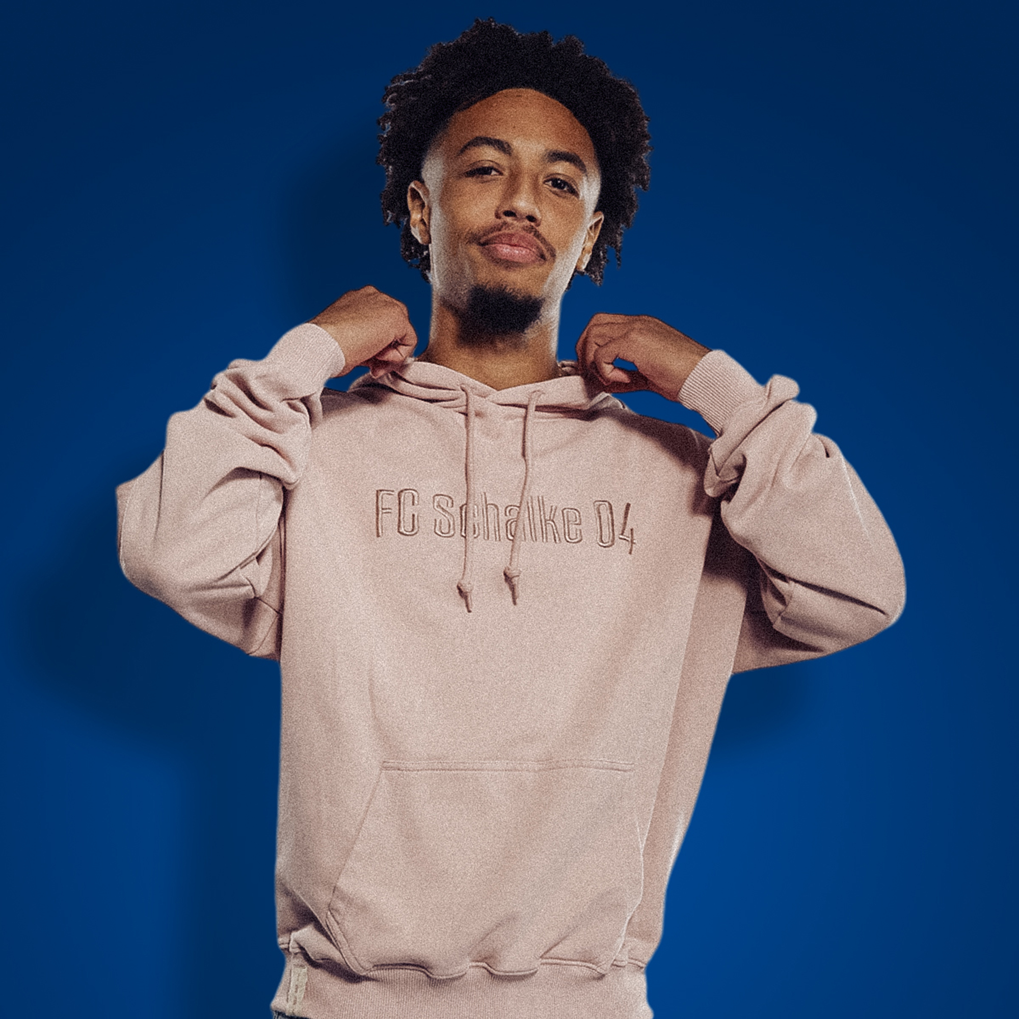 Kapuzen-Sweat Model