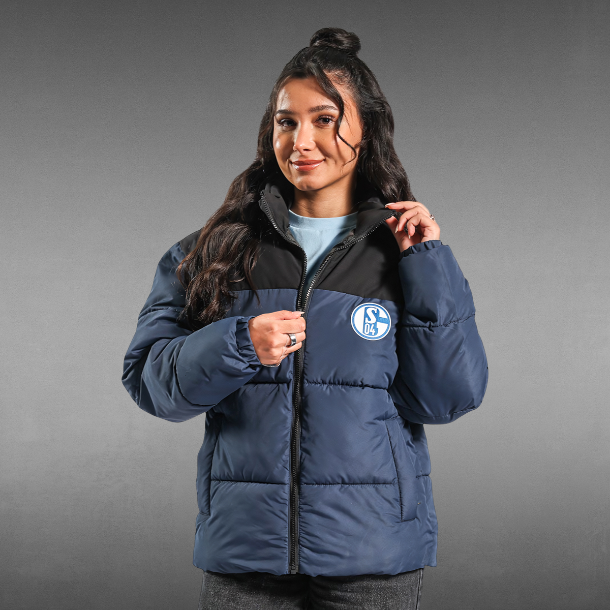 Aylin trägt die Jacke in S