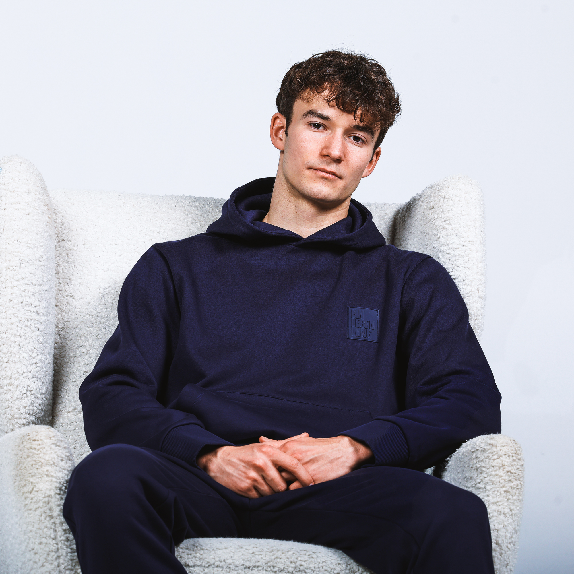 Model Thierry sitzen