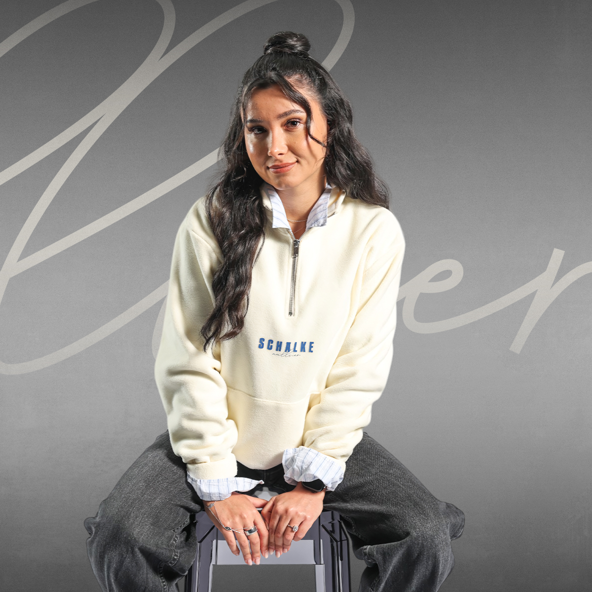 Model mit Schalke DNA Sweater