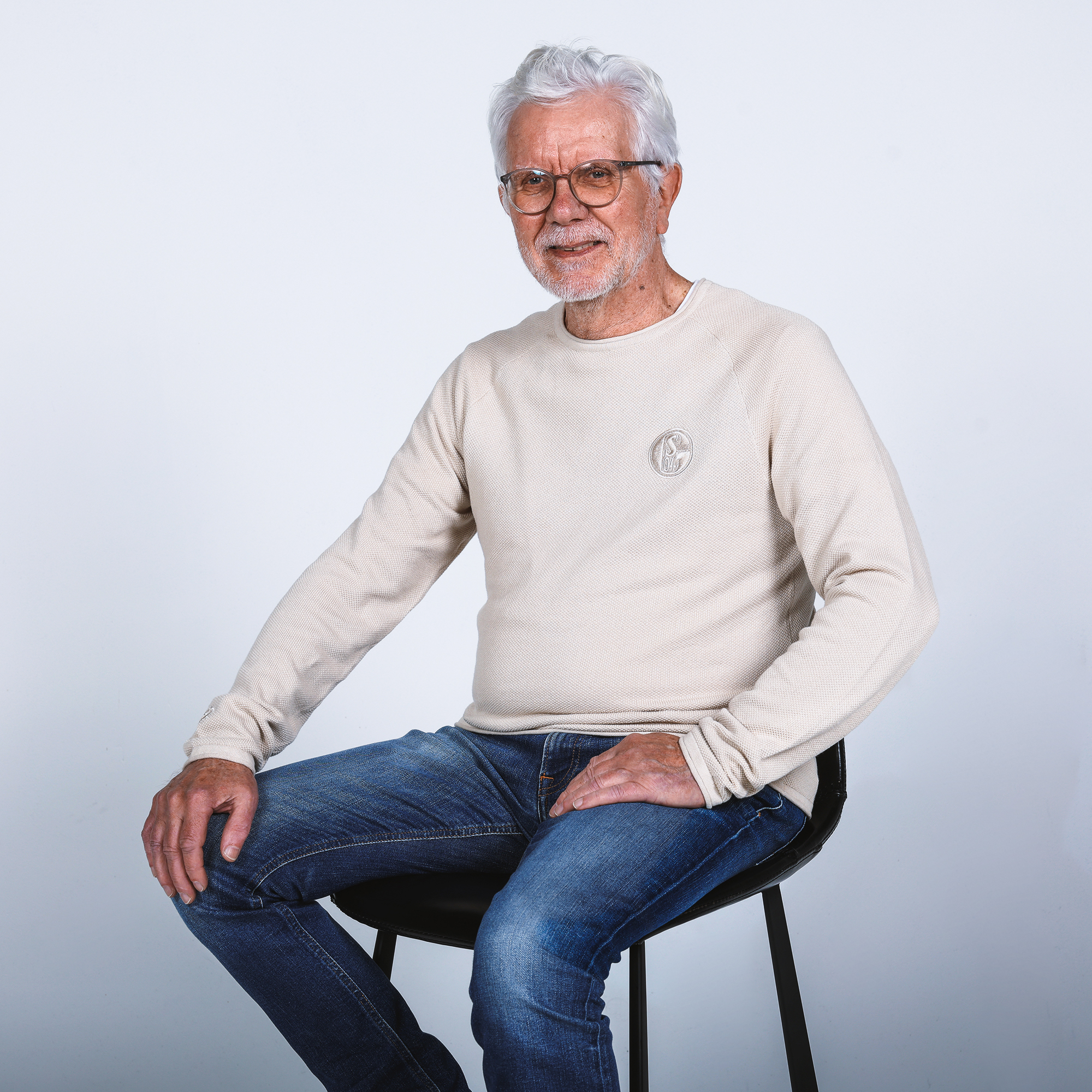 Model Fritz sitzend