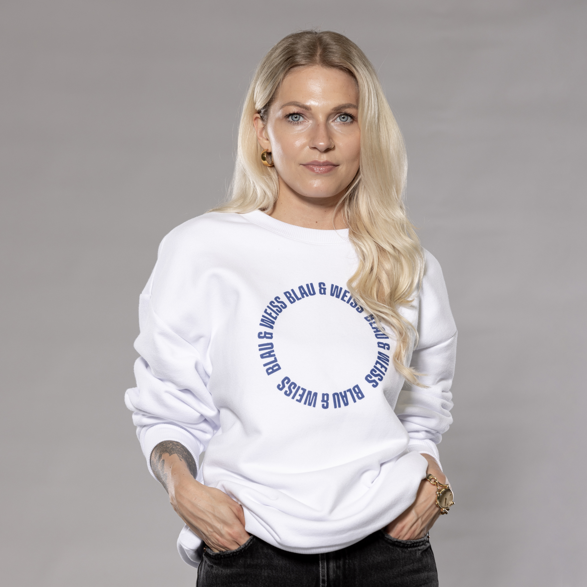 Sweatshirt blau & weiß Model
