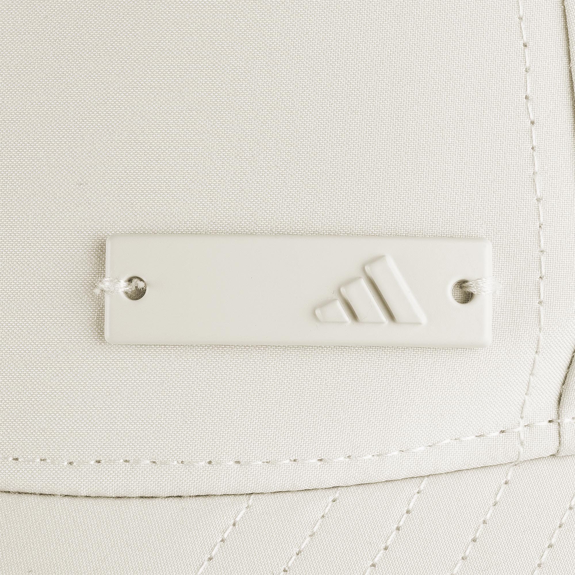 Metall-Badge mit adidas Logo