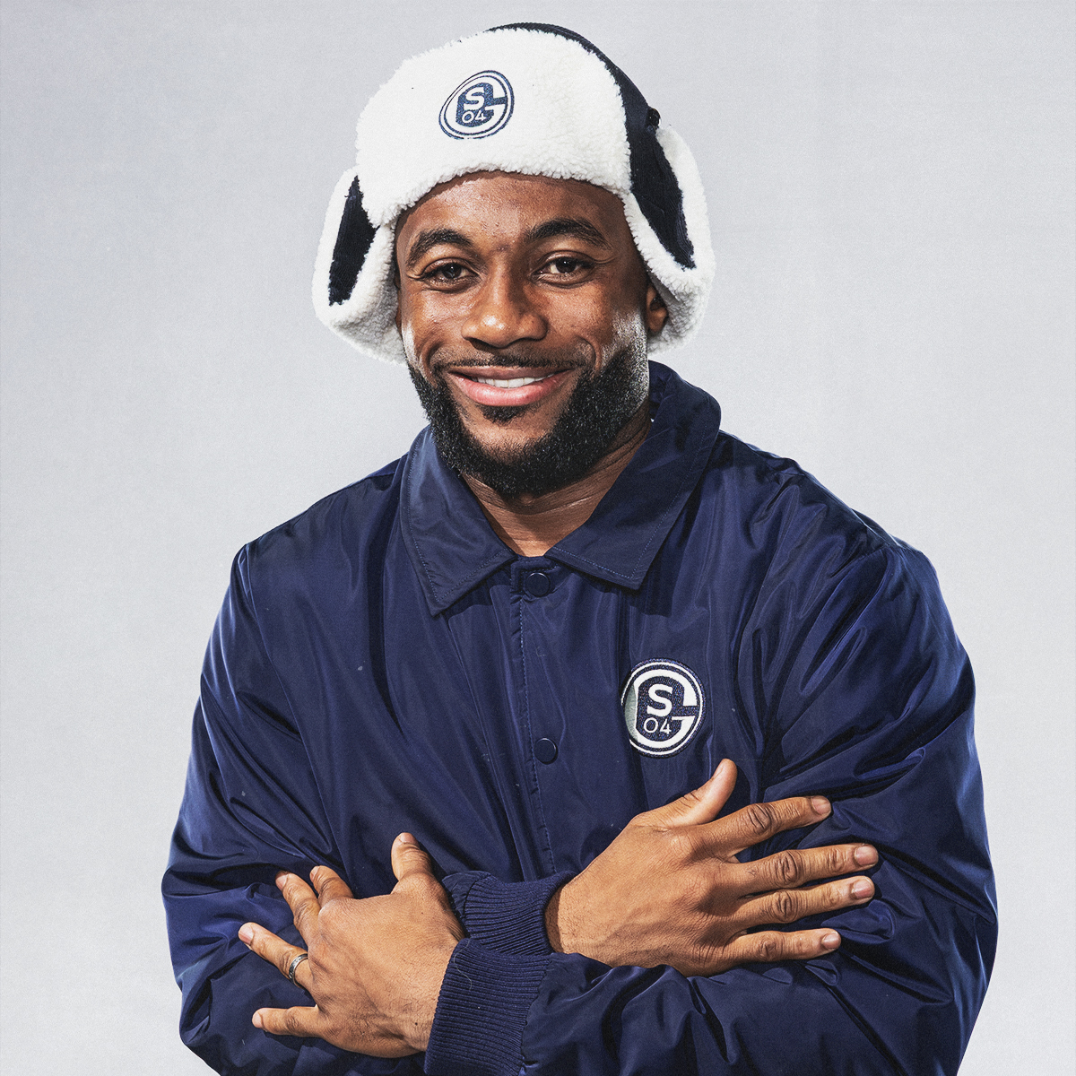 Sylla mit S04 Retro Mütze