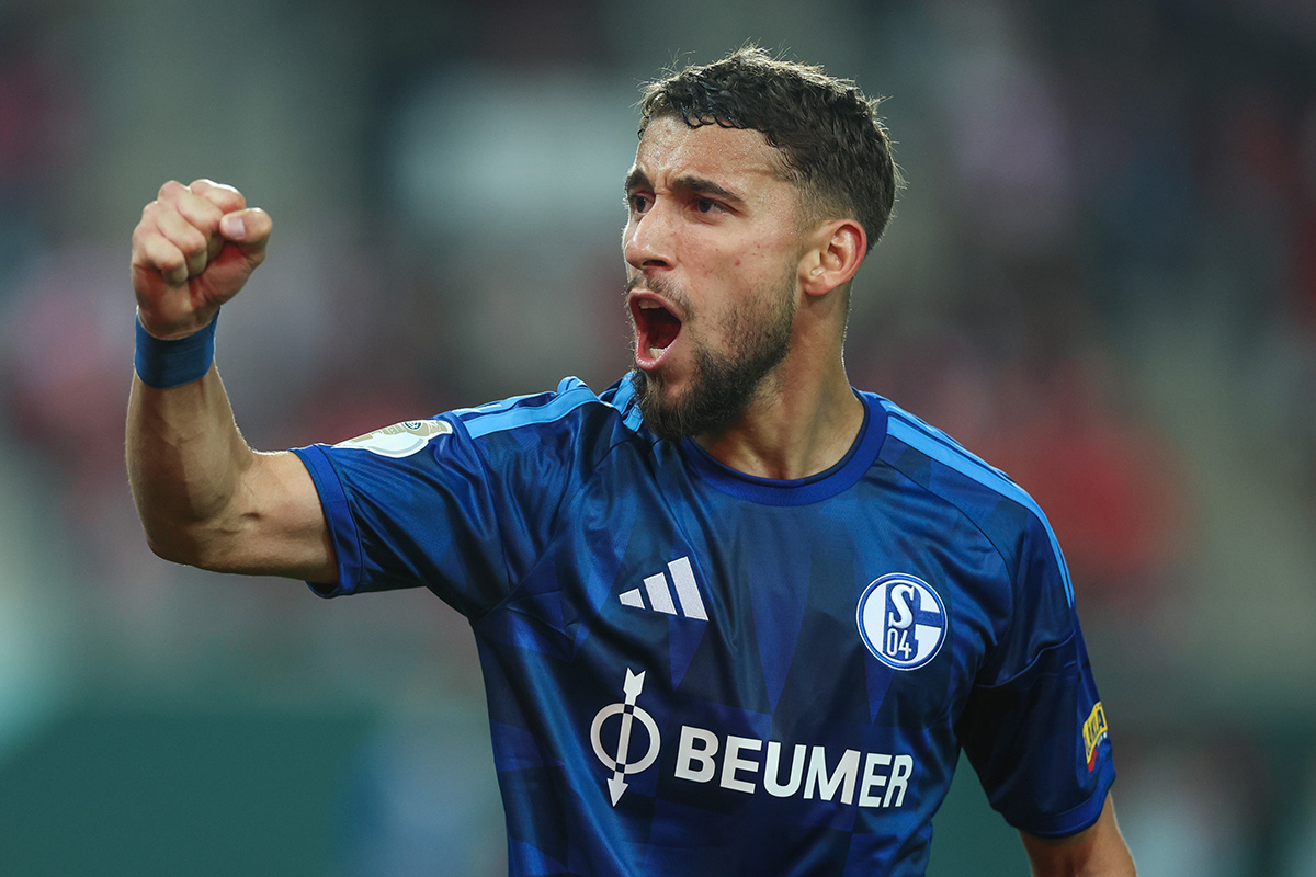 Bild zeigt einen Schalke 04 Spieler mit Heimtrikot in Jubel Pose.