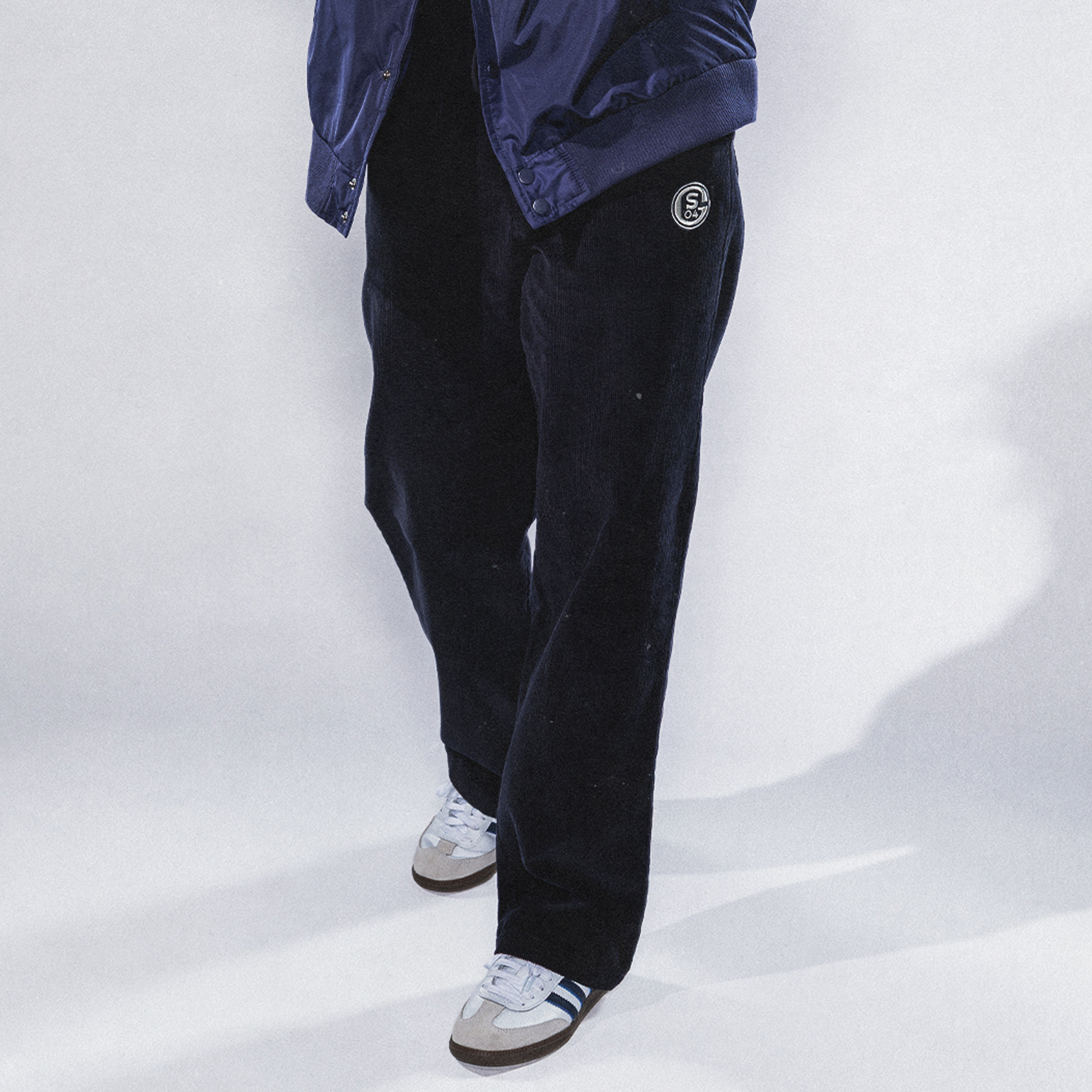 Model mit Retro Jogginghose